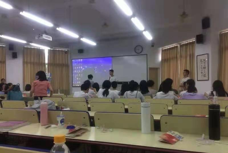 西南政法大学大学开展就业指导讲座