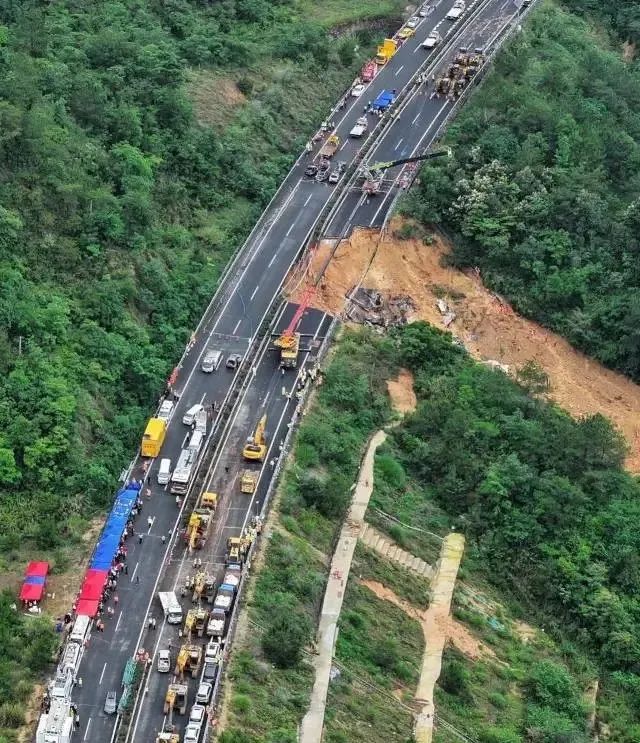 高速路突发塌方灾害后，省委书记两次视频调度， ​省长赶赴现场一线